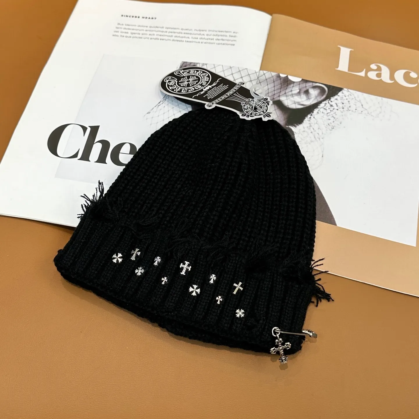 P70 🤍Chrome hearts new autumn and winter cross knitted hat🧶 One of the must-have hats in autumn and winter~ It really looks good on whoever wears it~, it is also a perfect match in black and white and gray in autumn~